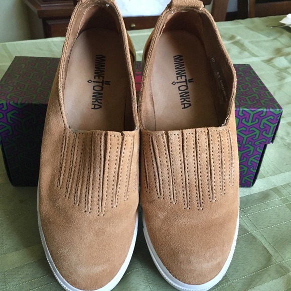 Minnetonka Shoes - Minnetonka slip on sneakers